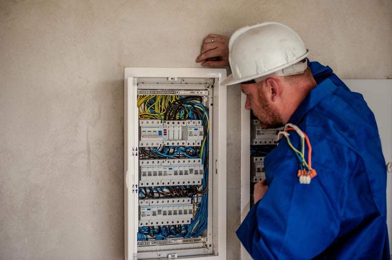 electricite-TOUDON-min_electrician-2755683